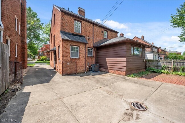 Building Photo - 3889 Grenville Rd