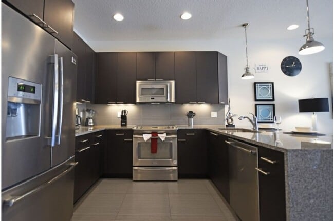 Building Photo - Modern Townhome in quiet neighborhood: 3BR, Pool & Near Disney