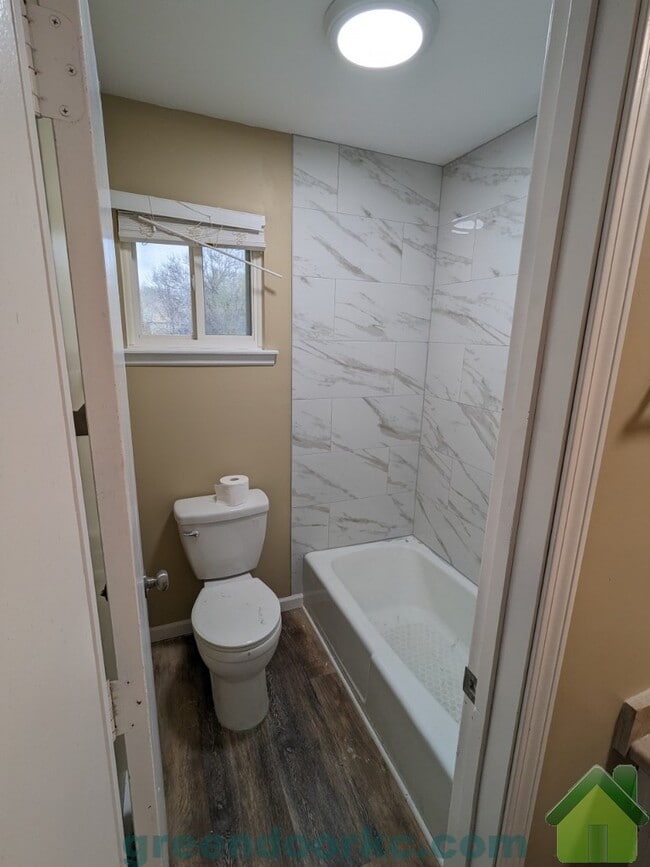 Building Photo - 837 S Lindenwood Dr