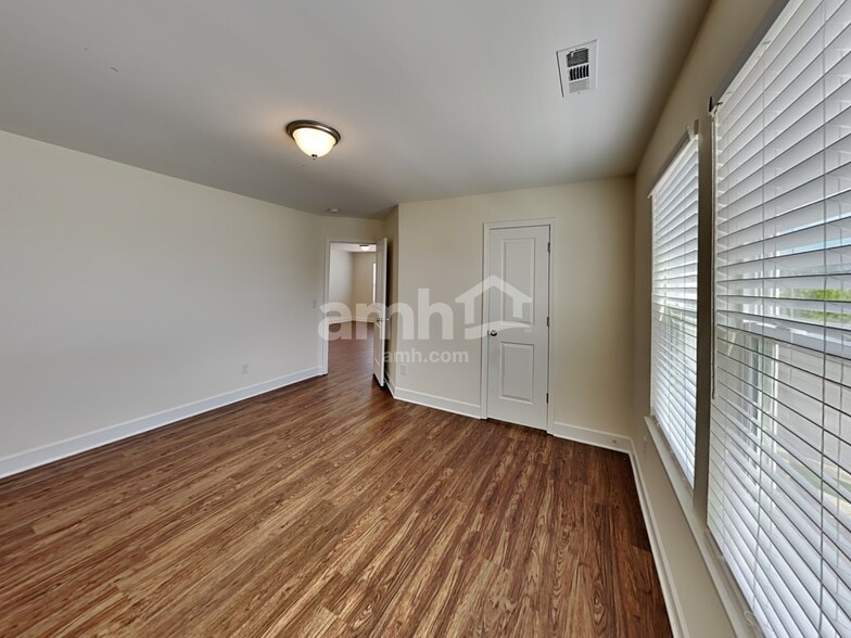 Building Photo - 5063 Trailwater Dr