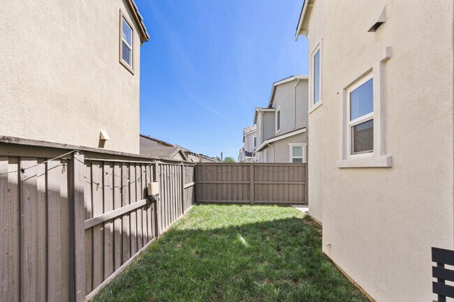 Building Photo - 2011 Grady Cir