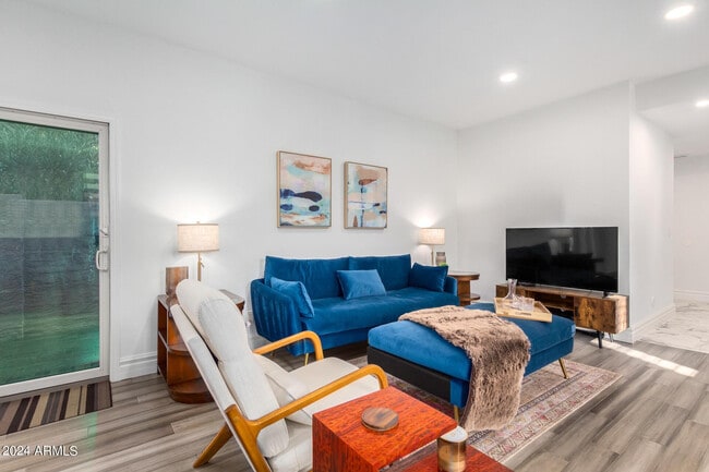 Building Photo - 7558 N Vía De La Luna