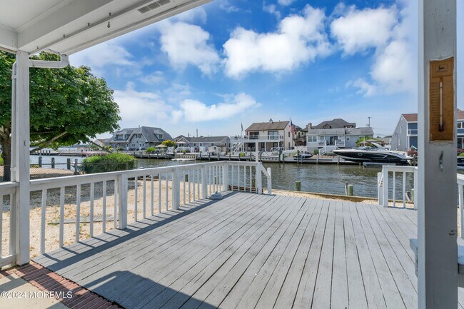 Building Photo - 205 S Shore Dr