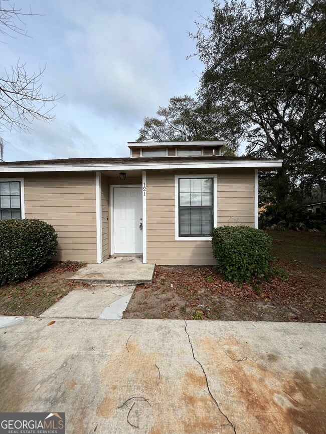 Primary Photo - 121 Admiral's Walk Dr