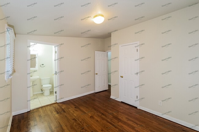 Building Photo - 318 Holiday Dr