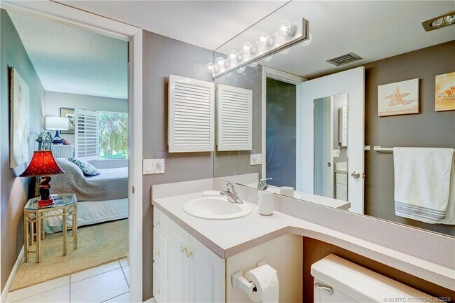 Building Photo - 5564 NE Gulfstream Way