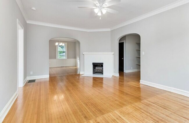 Building Photo - 910 Lake St