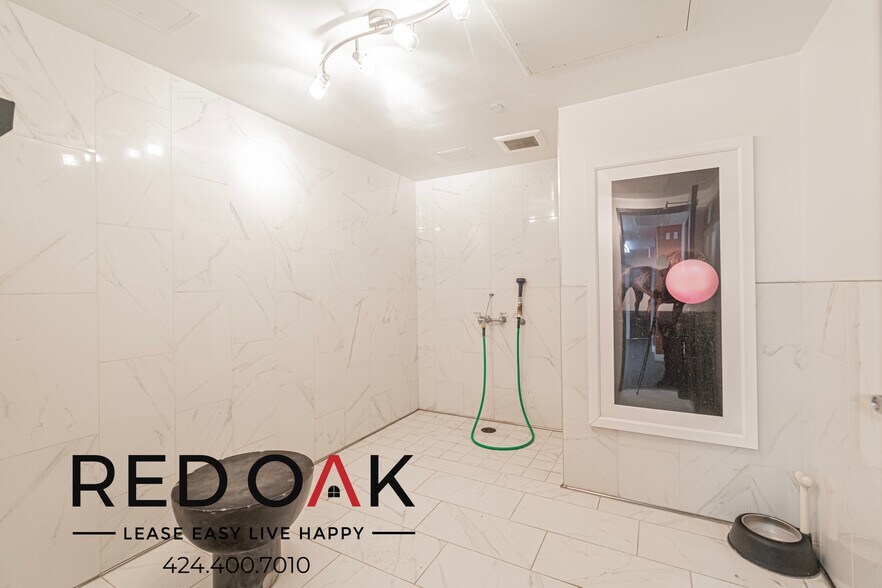 Building Photo - 11405 Chandler Blvd