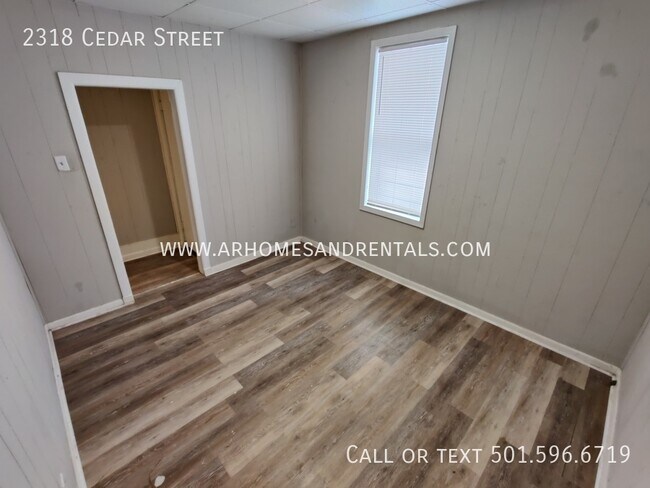 Building Photo - 2318 Cedar Street | $725 | 2 beds, 1 full ...