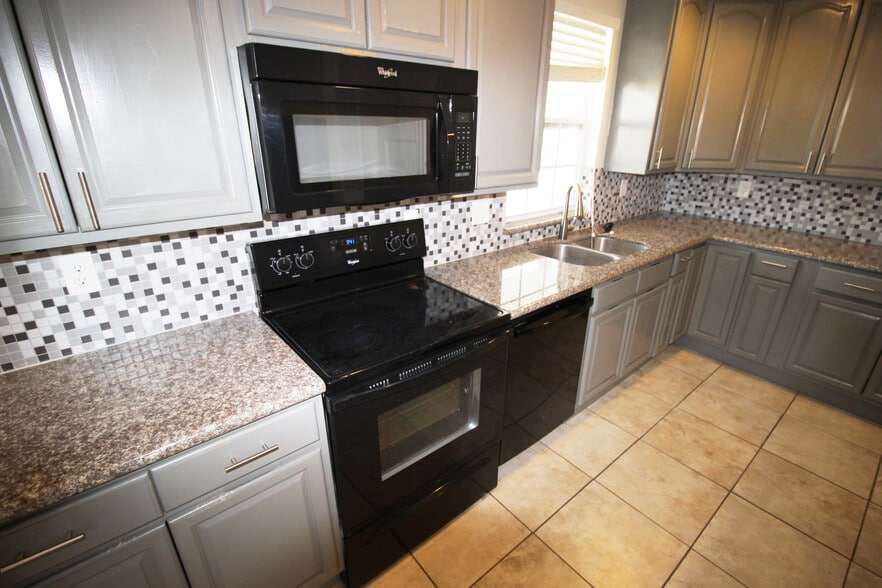 Building Photo - 3033 Toledano St