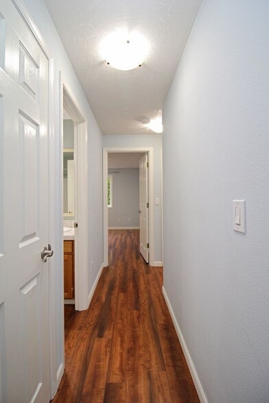 Building Photo - 601 SE 71st Ave