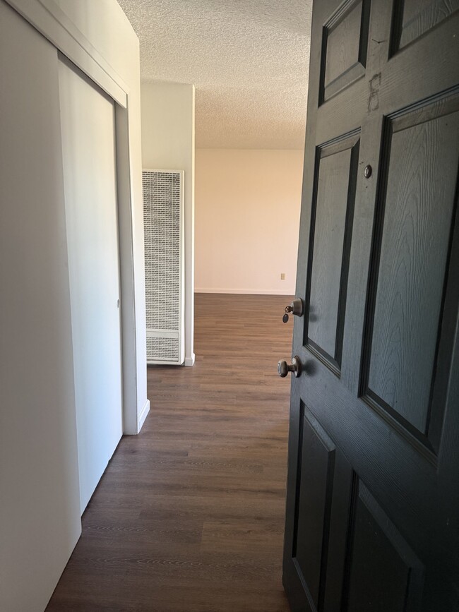 Building Photo - Refreshed 2 Bed, 1 Bath Tracy Apartment