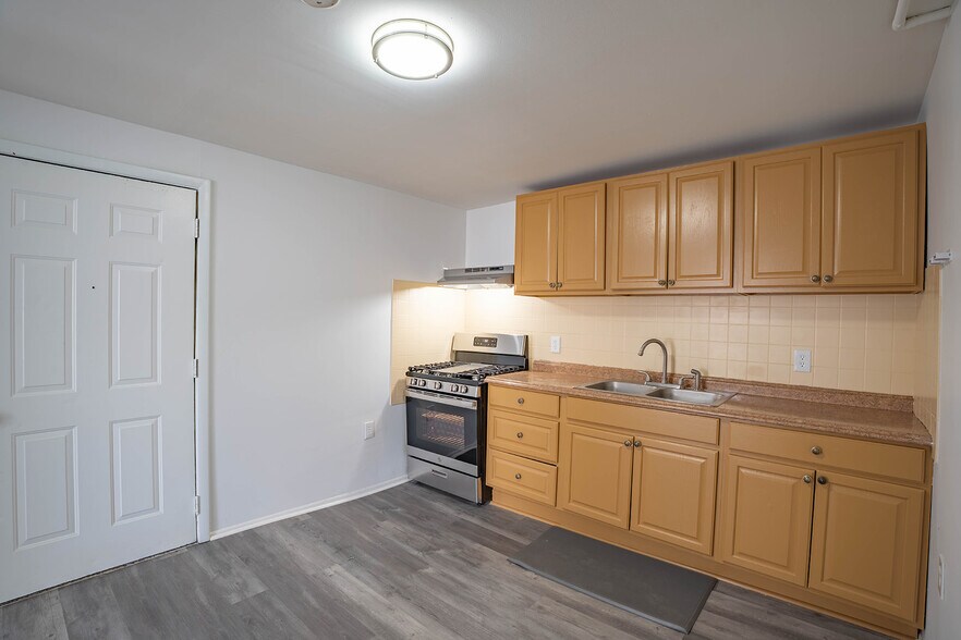 Building Photo - 120 Perry St