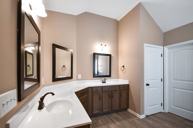 Building Photo - Pet Friendly Four Bedroom!