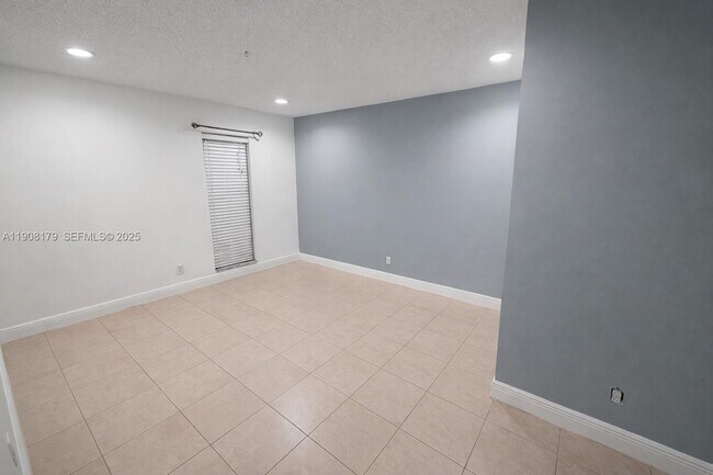 Building Photo - 5332 NE 6th Ave