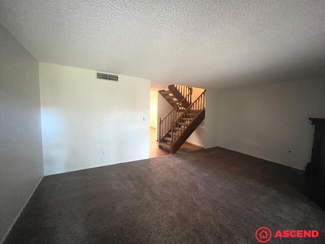 Building Photo - Stunning 3BD/2.5BA Condo in Bakersfield's 93309 — HOA Community & Move-In Ready!