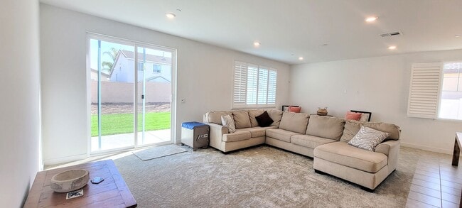 Building Photo - Gorgeous New Lennar Home - Lots of Upgrades - Solar- Must See