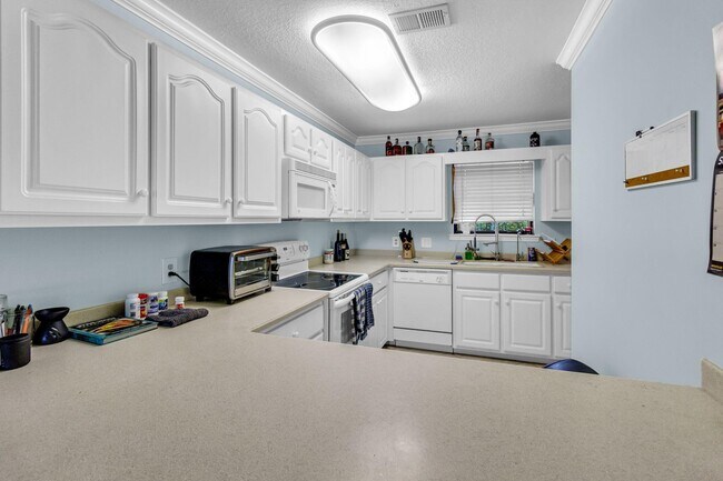 Building Photo - 251 Shalimar Dr