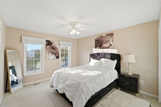 Building Photo - TIMELESS COMFORT!! 4 Bedroom, 4 Bathroom Home in Urbandale!