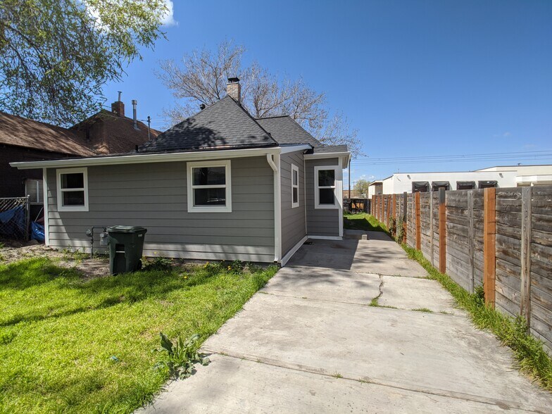 Building Photo - 1085 S 200 W