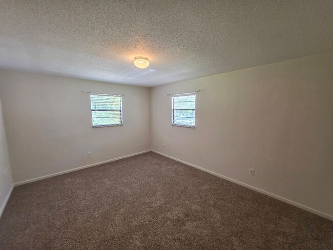Building Photo - 2 Bedroom 2 Bathroom Edgewater Home