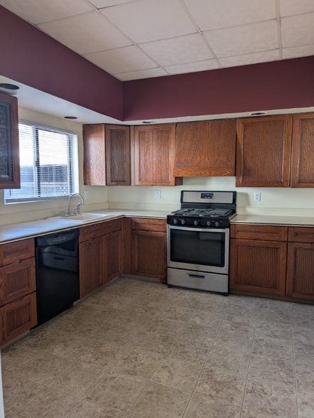 Building Photo - 43 Willow St