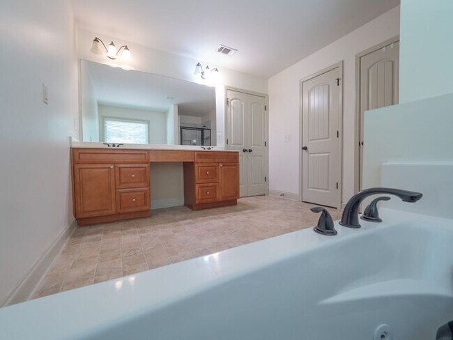Building Photo - 512 Watercourse Way