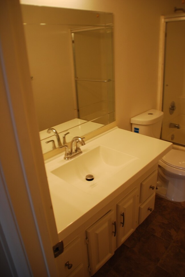 Building Photo - Spacious 2-bedroom 1-bathroom upstairs con...