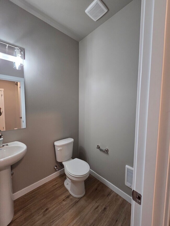 Building Photo - Brand New Large 2 bedroom 2.5 Bathrooms in Centralia