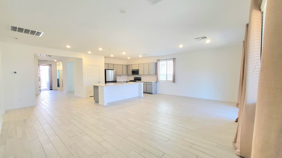 Building Photo - 5991 Trevano Ave