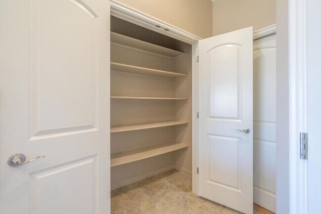 Building Photo - Bright & Beautiful 2 Bedroom Home in Sun R...