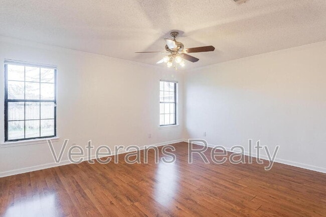 Building Photo - 1210 Spring Dr