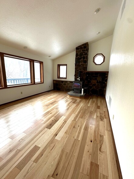 LIVING ROOM WITH WOOD BURNING FIRE PLACE - 10680 Manastash Rd