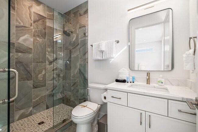 Building Photo - 31 Sarah St