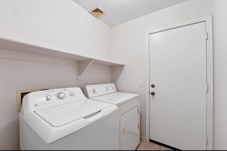 Building Photo - 42551 W Hillman Dr