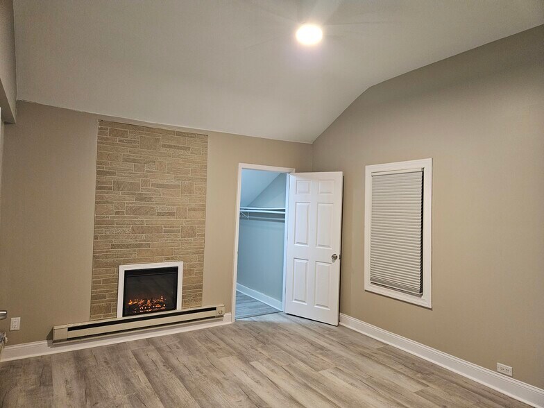 Building Photo - 1020 S Park Blvd