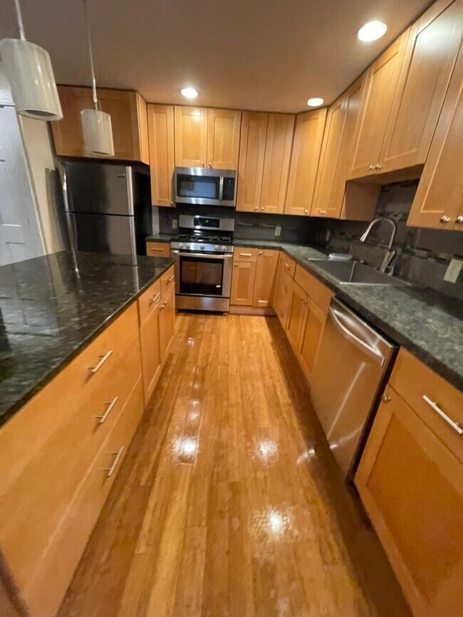 Building Photo - 524 7th Ave