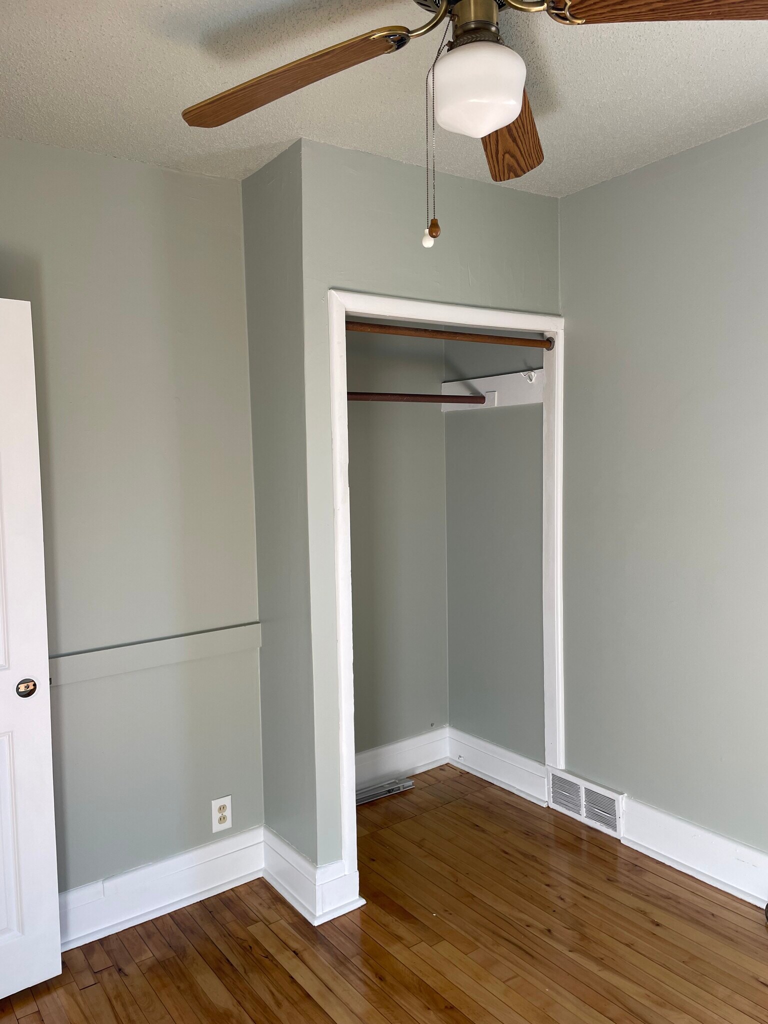 Building Photo - 204 E 4th St