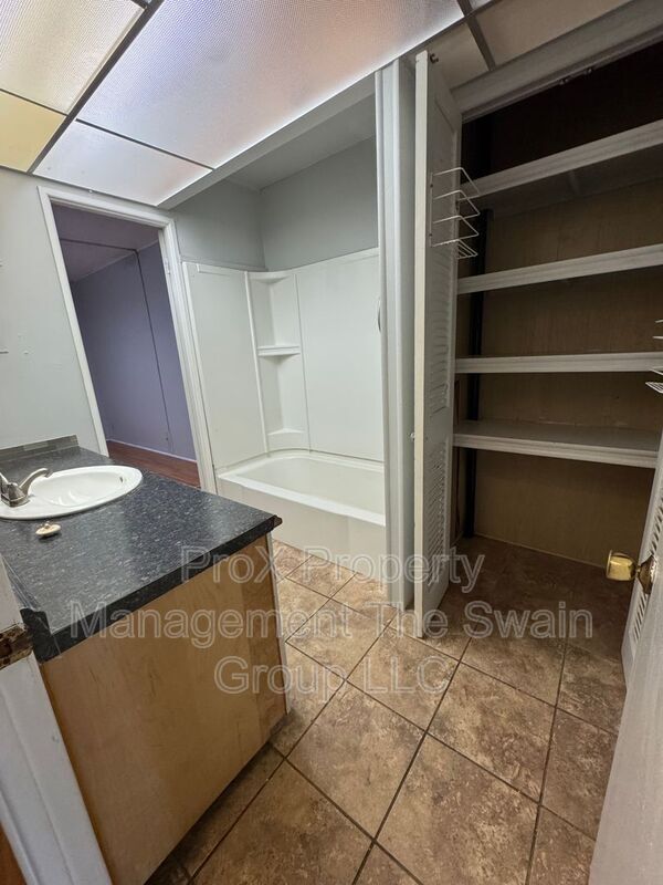 Building Photo - 534 Oak Ridge E