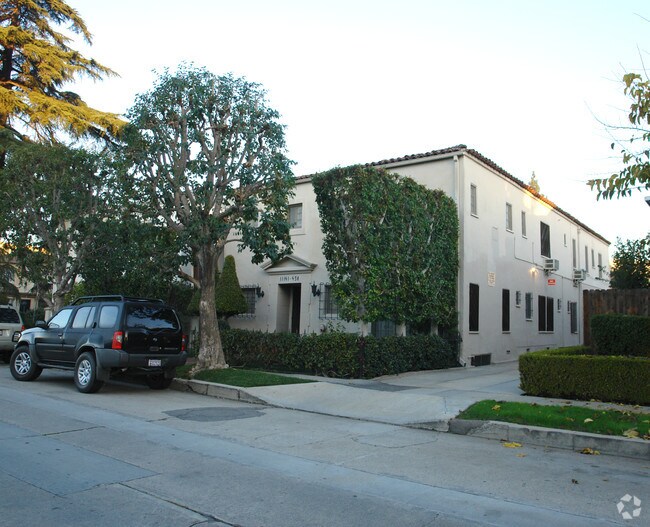 Tree obstruction - 11141-11143 1/2 Hesby St