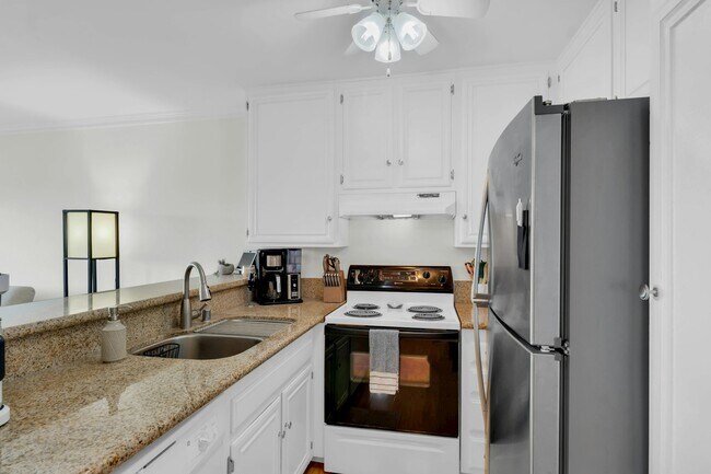 Building Photo - 6924 Hyde Park Dr