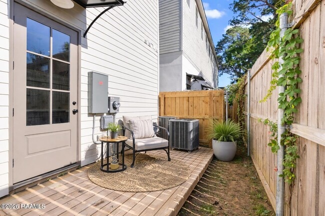 Building Photo - 210 Steiner Oaks