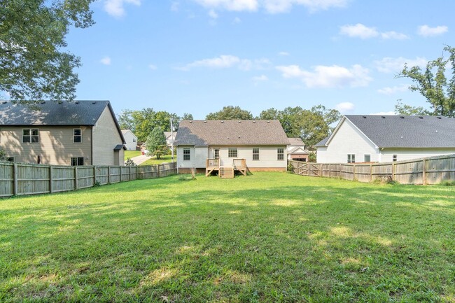 Building Photo - Pet Friendly Four Bedroom with Basement!