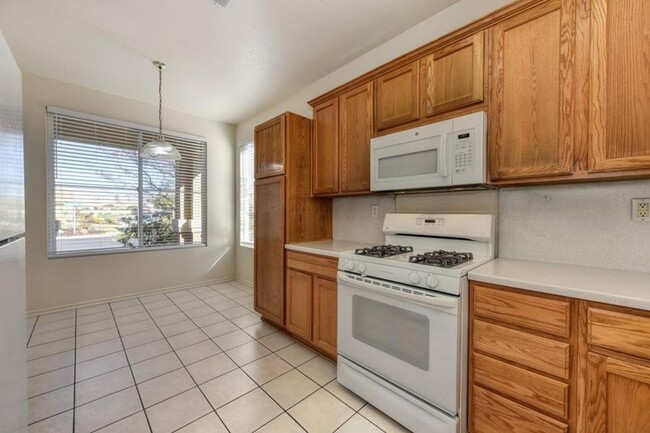 Building Photo - Cute 2bd/2ba home in 55+ Sun City Roseville