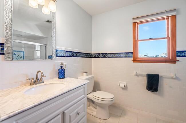 upstairs full bathroom - 18 Halsey Dr