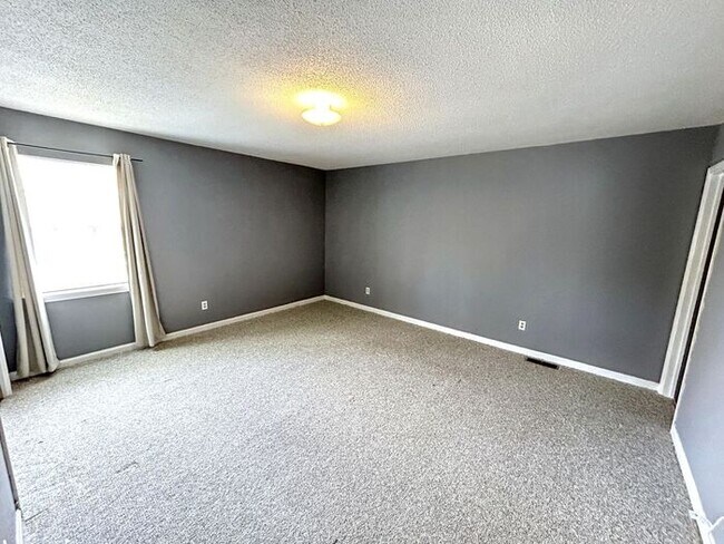 Building Photo - 4-Bedroom Home in a Convenient Location / ...
