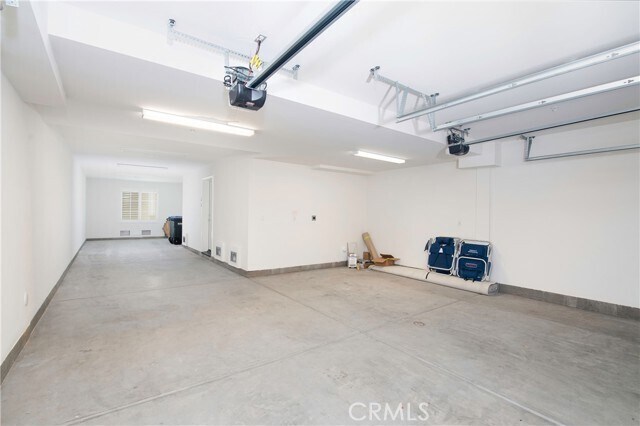 Building Photo - 1523 Doheny