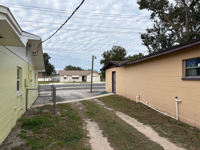 Building Photo - For Rent: 4-Bedroom Home in Lakeland