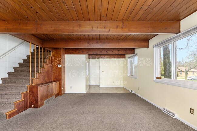 Building Photo - 841 Houseman Ave NE