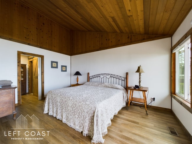 Building Photo - 1033 NW Inlet Ave